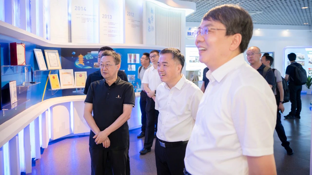 �A�S��W(xu��)�hί��(sh��)ӛ�����i���ϰ���ί��(sh��)ӛ����ɭһ�Ё�(l��i)��˾�����{��